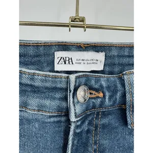 Zara Women’s High Rise Skinny Leg Jeans Size 8 Medium Wash Raw Hem 27 Inseam thumbnail 4
