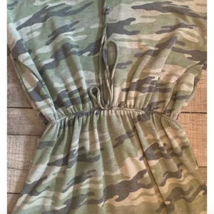 Francesca’s camo print romper Size M thumbnail 4