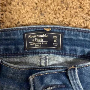 NEVER BEEN WORN- Abercrombie jeans thumbnail 2