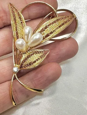 Vintage gold tone faux pearl filagree leaf brooch thumbnail 1