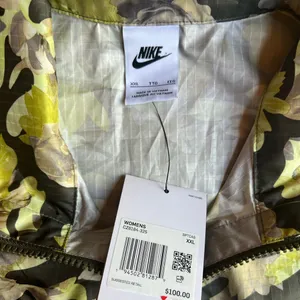 NEW Nike Women's Sportswear Oversized Green And Tan Camouflage Nylon Jacket XXL thumbnail 7