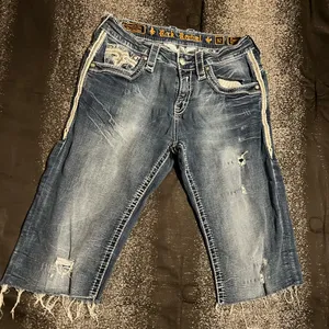 Womens 32" Rock Revival Feeny Straight Distressed Cutoff Denim Capris thumbnail 1