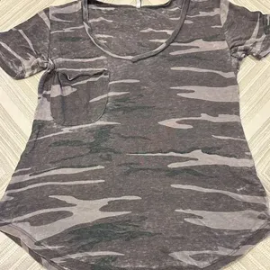 Z Supply Camo Pocket Tee in Gray Camouflage Burnout Triblend Size Small thumbnail 1