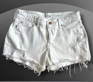 Signature by Levi Strauss & Co. White Distressed Denim Shorts Size 6 W28 thumbnail 1
