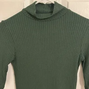 Reformation Ribbed Knit Leia Mock Turtleneck Top in Sage Gren New Size Small thumbnail 6