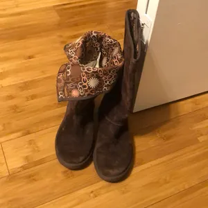 UGG Australia 3387 Lo Pro Button Fold Over Logo Boots Brown Sheepskin Size 6 thumbnail 2