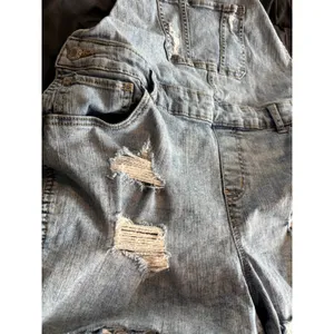 Maurices Distressed Denim Shortalls Light Wash Raw Hem Overalls Large 734937 thumbnail 2