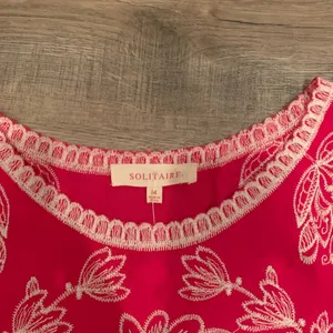 Solitaire Embroidered Hobo Blouse Hot Pink Size Medium NWOT thumbnail 2
