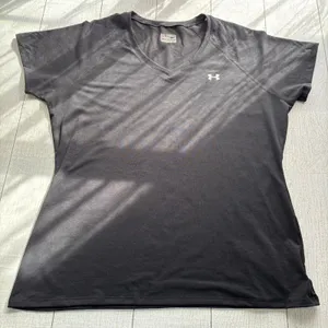 Under Armour Tech HeatGear Black V-Neck T-Shirt Large NWT thumbnail 1