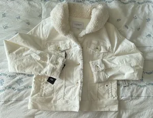 White cropped denim jacket with fur lining and buttons. Size M thumbnail 2