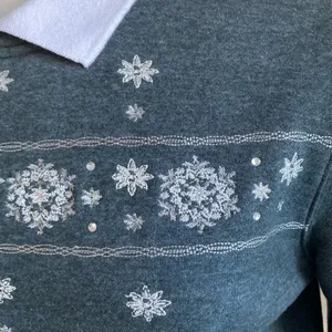 VINTAGE Holiday Sweatshirt Womens Sz Small Petite Grey Snowflakes Winter thumbnail 3