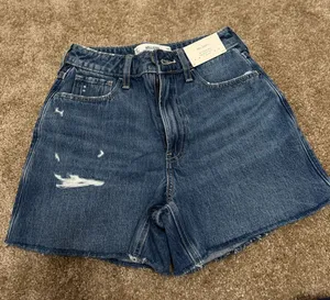 Hollister Ultra High-Rise 90s Shorts thumbnail 1