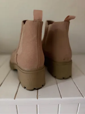 Women’s Chelsea Lug Boot in Taupe thumbnail 4