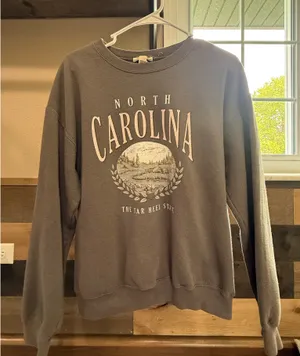 North Carolina Pullover Gray Size M thumbnail 1