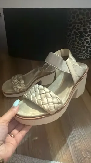 Pierre Dumas Wedges Gold thumbnail 2
