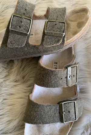 Birkenstock Women’s happy lamb wool Arizona sandals Size 7-7.5 thumbnail 5