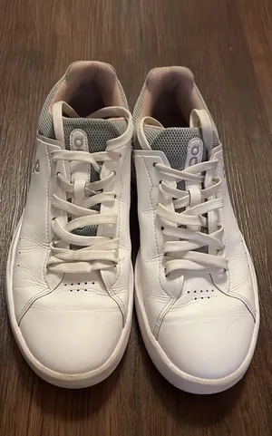 On Cloud Running Shoes thumbnail 1