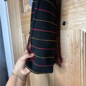 Harry Potter Gryffindor Scarf - Black with Red & Gold Stripes thumbnail 4