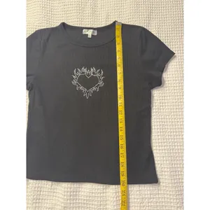 Riley & James Black Baby Tee XL Cropped Rhinestone Heart Flames Embellished Y2K thumbnail 4
