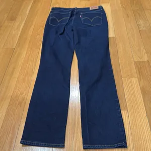 Levi's women’s 724 high rise straight jeans size 30. thumbnail 7