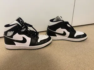 Air Jordan Black and white thumbnail 3