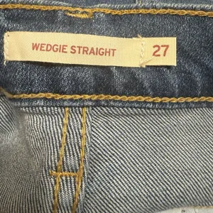 Levis‎ Jeans Womens 27 Wedgie Straight Blue Distressed Denim Stretch High Rise thumbnail 7