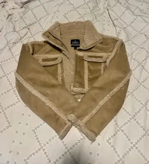 ALO faux shearling snowfall cropped Jacket in limited Woodland Tan thumbnail 5