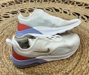 Nike Women’s Air Max Motion 2 size 9.5 thumbnail 1