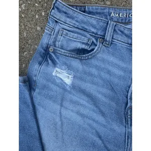American Eagle Mom Straight Distressed Jeans Medium Wash Stretch‎ Size 4 Regular thumbnail 4