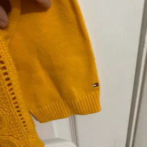 Tommy Hilfiger Womens cable knit sweater mustard color size L thumbnail 4