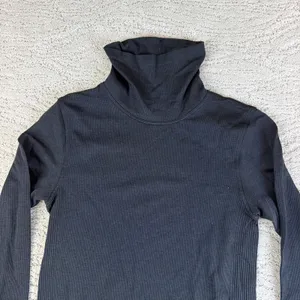 Women's Lululemon Size 6 Turtle Neck Base Layer Long Sleeve Athletic Running thumbnail 2