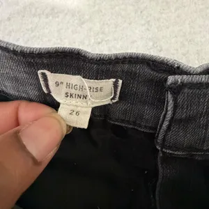 Madewell 9 Inch High Rise Skinny Jean 26 Faded Black Ripped Knee Raw Hem thumbnail 4