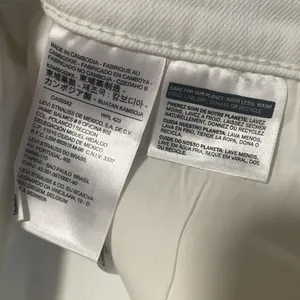 NWT Levi’s white high rise slim through hip shorts thumbnail 8