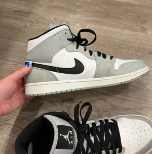 jordan 1 mid thumbnail 2