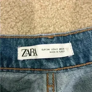 Zara high rise button front straight leg blue jeans in size 2 thumbnail 7