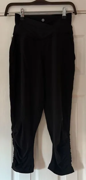 Lululemon‎ Black Size 4 Cross Waist Sweatpants Cropped EUC thumbnail 1