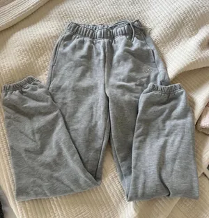 Alo Yoga Sweatpants thumbnail 1