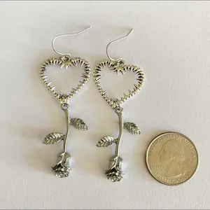 goth rose & thorn heart dangle earrings✨ thumbnail 4