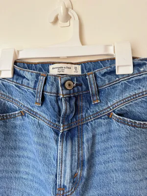 Abercrombie and Fitch the loose high-rise jeans thumbnail 3