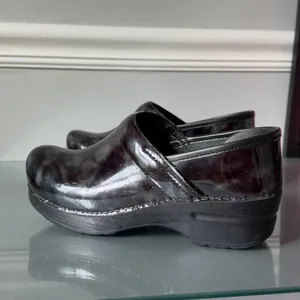 Dansko Women’s Black/Gray Marbled Patent Leather Slip-On Clogs EU 36 thumbnail 3