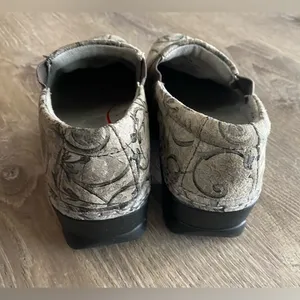 KLOGS Gray Floral Slip-On Nursing Shift Shoes | Comfort Work Clogs | Sz 7 thumbnail 5