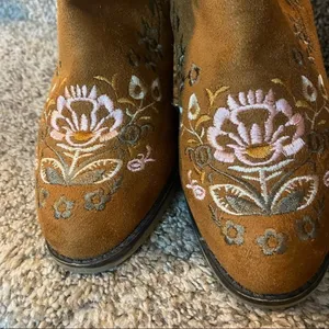 OLIVIA MILLER Embroidered Suede Floral Exposed Ankle Booties‎ Boho Size 6 thumbnail 9