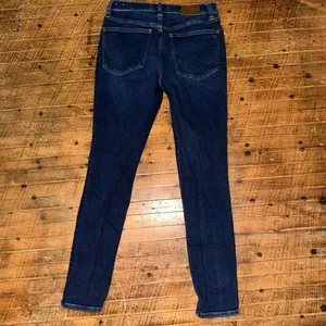 Madewell dark wash 9 inch mid rise skinny sustainable jeans thumbnail 6