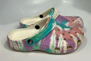 Crocs Tie dye pattern unisex‎ sizing thumbnail 1