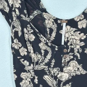Free People Vanessa Tank Size XS Black Floral‎ Cap Sleeve Button Front Crop Top thumbnail 6