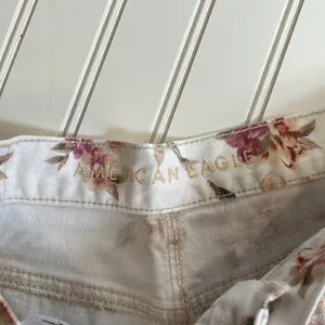 American Eagle floral mom shorts thumbnail 2