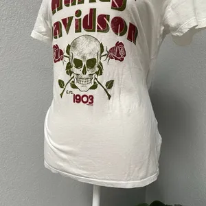 Harley Davidson White Vneck Tee Shirt Skulls Burgundy Red Roses Spellout thumbnail 3