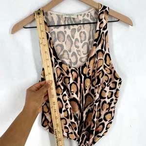 Aritzia Babaton Crop Top Womens M‎ Brown Stretch Leopard Scoop Neck Tie Front thumbnail 5