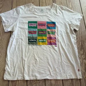 Levi's Graphic T-Shirt size 2x thumbnail 1