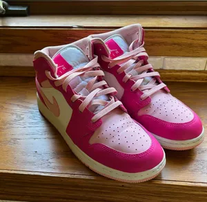 Air Jordan Retro 1 Mid Casual Shoes thumbnail 1